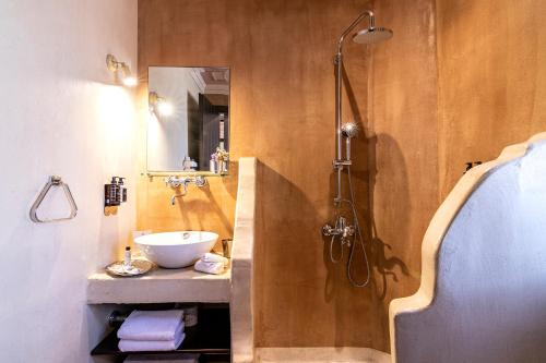 Ágios Dimítrios贝罗宾馆的一间带水槽和淋浴的浴室