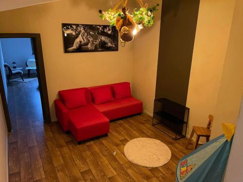 VlezenbeekSweet Dreams by Pegase的客厅配有红色的沙发和桌子
