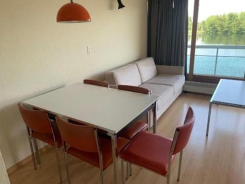 克诺克－海斯特Studio Laguna Beach Knokke-Heist的客厅配有沙发和桌椅