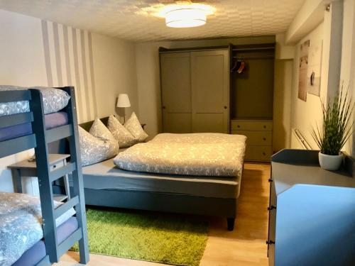 Mengersgereuth-HämmernAuszeit - a84018的一间卧室配有一张床和一张双层床。