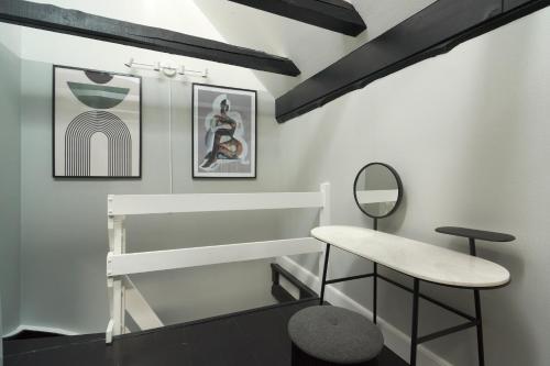 哥本哈根Unique 2 Bedroom Duplex w Exposed Beams in CPH City的更衣室配有凳子和镜子