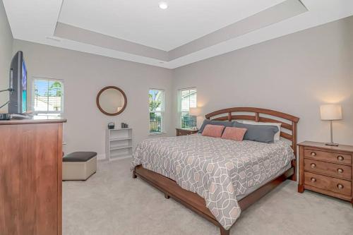 默特尔比奇Cozy Cottage I Legends Golf Resort I Golf & Dining的一间卧室配有一张床、梳妆台和电视。