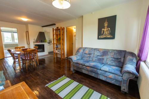 Nyland3-bedroom condo with indoor fireplace的客厅配有沙发和桌子