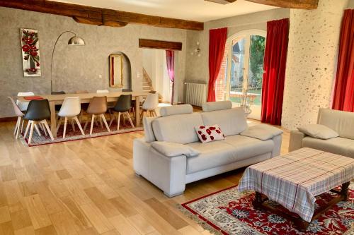 Bailleau-lʼÉvêqueMagnificent 17th property calm and relaxation的客厅配有白色的沙发和桌子