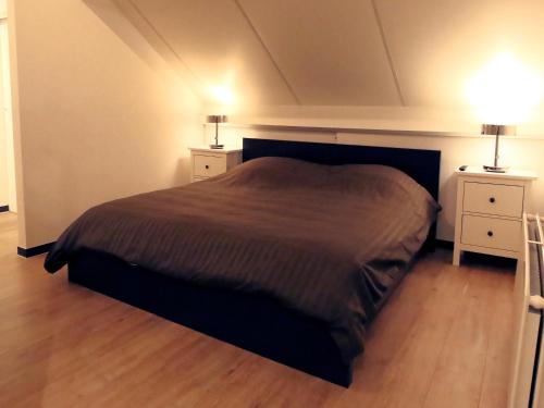 滑铁卢One bedroom apartement with wifi at Waterloo的一间卧室设有一张大床和两个床头柜