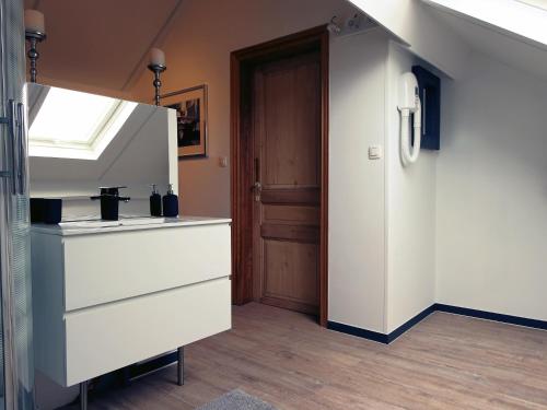 滑铁卢One bedroom apartement with wifi at Waterloo的厨房配有白色橱柜、窗户和门