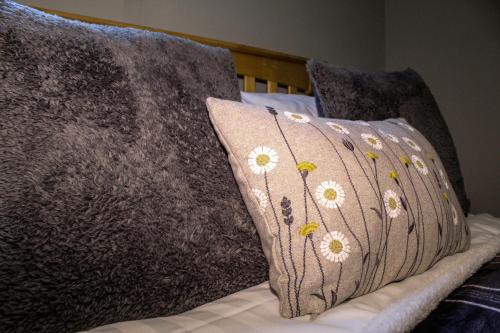 哈罗盖特Acomb Lodge的床上的枕头上放着鲜花