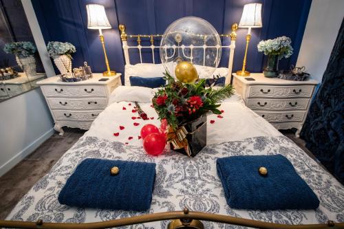 大雅茅斯Black Barn Spa Swim & Stay的一间卧室配有一张带圣诞装饰的床。