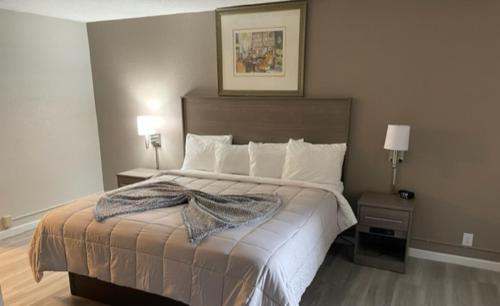 新贝德福德Whalers Inn and Suites的一间卧室配有一张带2个床头柜的大床