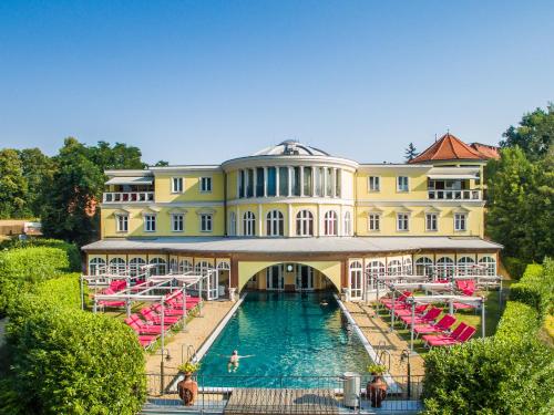 基尔绍Hotel BEI SCHUMANN的一座大型建筑,前面设有一个游泳池