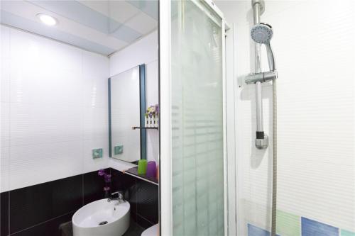 香港3room charming apt,8pax的一间带玻璃淋浴和水槽的浴室