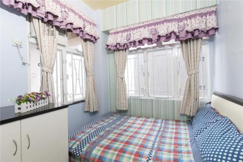 香港3room charming apt,8pax的一间卧室设有一张床和一个窗口