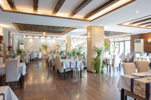 莫莱拉Casa Lili的一间设有白色桌椅的用餐室