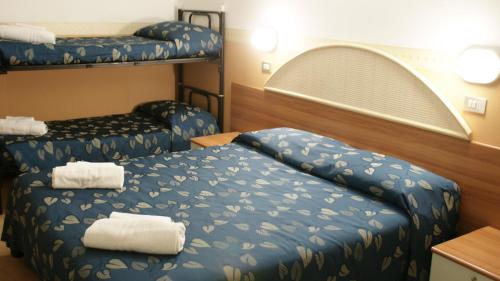 里米尼Hotel Verudella的船上的一间客房配有两张双层床。