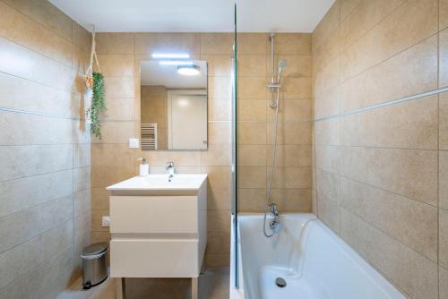 博索莱伊Terrasse Vue Mer, 5mn Monaco, Parking - AN的带浴缸、水槽和浴缸的浴室