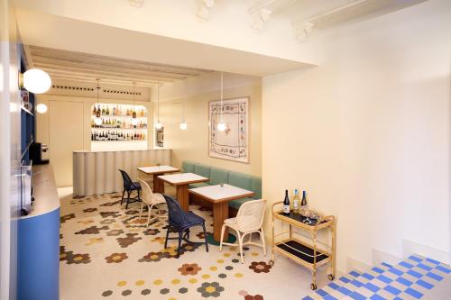 瓦伦西亚Casa Clarita的一间带桌椅和柜台的餐厅