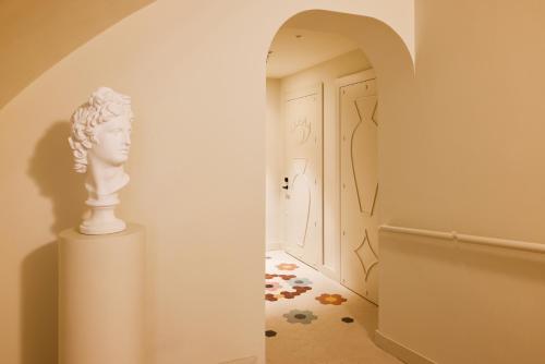 瓦伦西亚Casa Clarita的门廊上的白色雕像