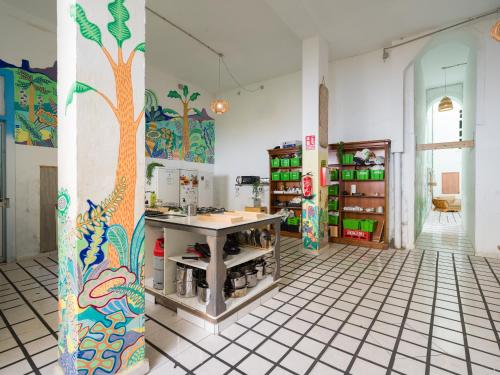 大加那利岛拉斯帕尔马斯Jungle House的一间位于房间中间的带柜台的咖啡店
