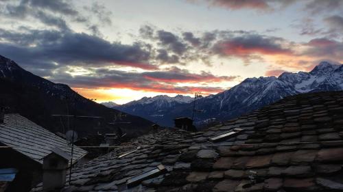 GignodMeizon - La Montagna, Pila, Crevacol, Aosta e Valpelline的山村屋顶上的日落