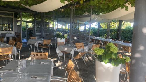 戈里齐亚Casa vacanze Girardi的一间设有白色桌椅的餐厅,种植了植物