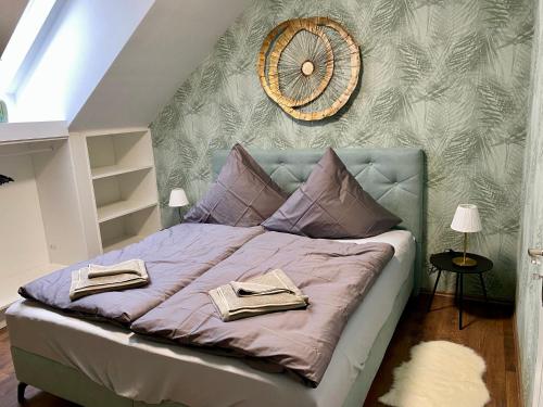 巴特尚道佛莱霍斯俄斯特霍夫酒店的一间卧室配有一张紫色床和毛巾