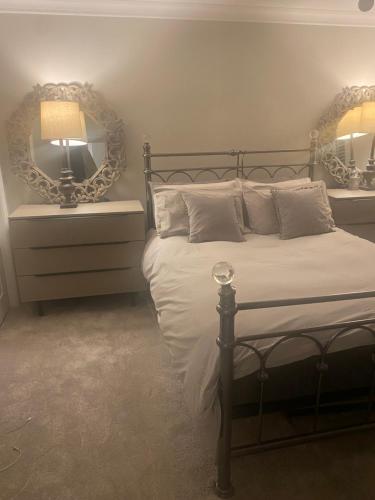 利物浦Greens Walk的一间卧室配有一张带灯和镜子的床