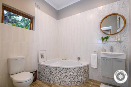 蒙塔古Wijnberg Cottage的带浴缸、卫生间和盥洗盆的浴室