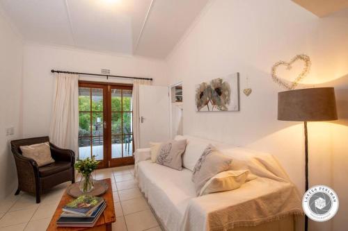 蒙塔古Wijnberg Cottage的客厅配有白色的沙发和桌子