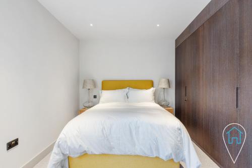 伦敦Modern 1BR home in Islington!的一间卧室配有一张带黄色床头板的大床