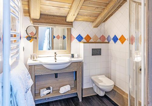 蒂涅Hôtel L'Aigle du Montana by Les Etincelles的一间带水槽和卫生间的浴室