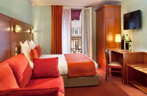 巴黎里昂终点酒店的酒店客房配有一张床、一张书桌和一台电视。