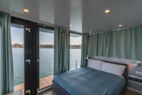 LisanzaLa Dolce Vita House Boat的一间卧室配有一张床,享有水景