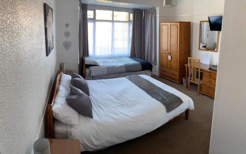 LincolnshireStepping Stones的酒店客房设有两张床和窗户。