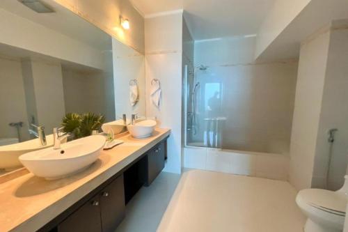 巴拿马城Apartamento Amoblado en Cinta costera Panama largas estadias的大型浴室设有2个水槽和淋浴。