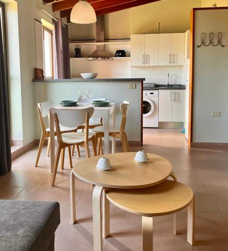 戈梅拉岛圣塞瓦斯蒂安Ático Parque的厨房以及带桌椅的用餐室。