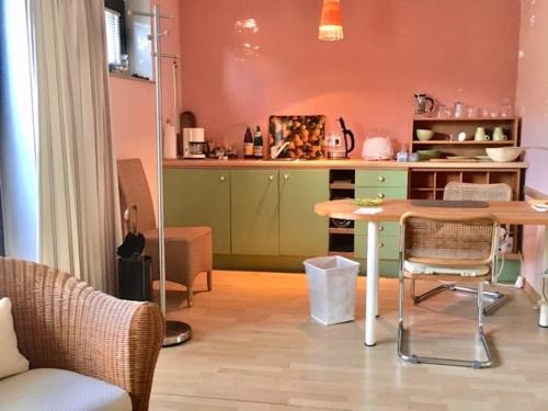 杜塞尔多夫乌特巴赫客用公寓的厨房配有桌子和桌椅