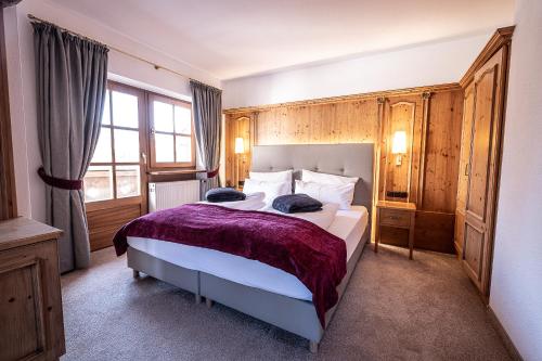 巴特维塞SL Hotel的一间卧室配有一张大床和紫色毯子