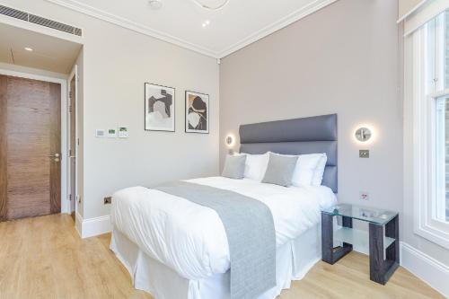伦敦LuxLet Apartments - Heart of Hampstead, London的白色卧室配有一张大床和一张桌子
