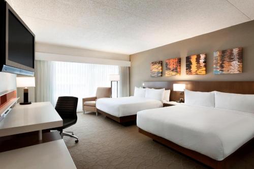 圣约翰圣约翰三角洲万豪酒店的酒店客房设有两张床和一台平面电视。