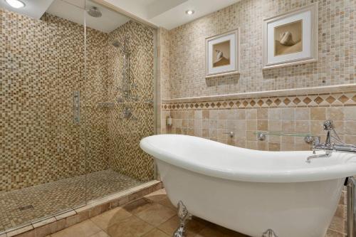 圣约翰圣约翰三角洲万豪酒店的一间带大浴缸和淋浴的浴室