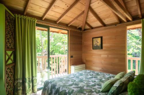 科莫Lake Como Dream Tree House的一间卧室设有一张床和一个大窗户