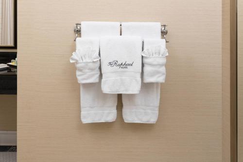 堪萨斯城拉斐尔酒店 - 堪萨斯城 的挂在门上的一组白色毛巾