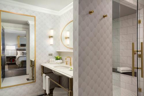哥伦布勒维科傲途格精选酒店的一间带水槽和镜子的浴室