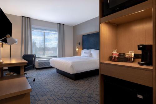 丹佛Fairfield by Marriott Inn & Suites Denver Airport at Gateway Park的酒店客房设有床和窗户。