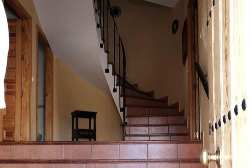 拜纳Casa Hidalgo的楼梯走廊,位于带椅子的建筑内
