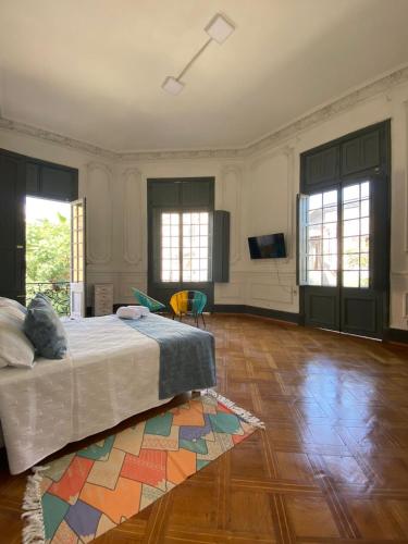 圣地亚哥Casa Marina Huérfanos的卧室配有一张床,地板上铺有地毯