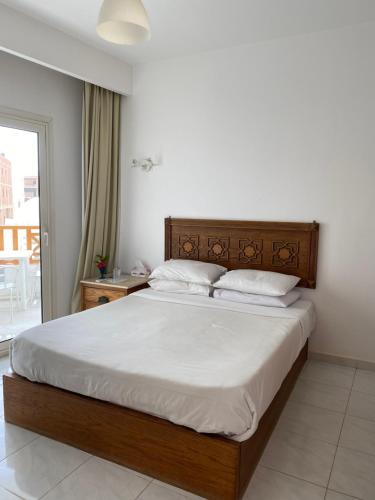 马萨阿拉姆蓝色视觉潜水住宿加早餐旅馆的一间卧室配有一张大床和木制床头板