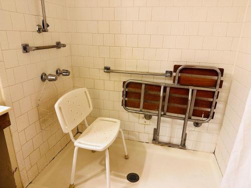 温斯洛Rodeway Inn Winslow I-40的一间带卫生间和椅子的浴室