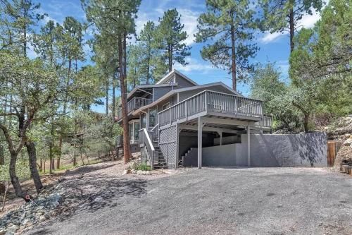 普雷斯科特Mountain Cabin Retreat in the Pines的山丘上带车道的房子