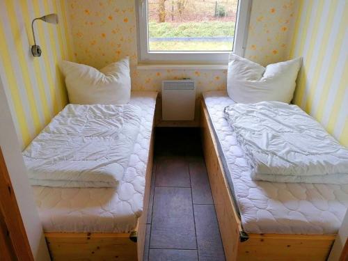 ZarrentinHoliday home Tversted, Zarrentin的小型客房 - 带2张床和窗户